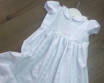 Neues Design – französisch inspiriertes Baby-Taufkleid für Mädchen, weißer Broderie-Anglaise-Stoff, lang, kurz, mit Kreuz – personalisiert