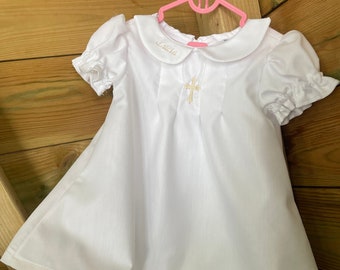 Robe de baptême pour BÉBÉ fille avec croix en or et monogramme/prénom - personnalisée - courte ou longue