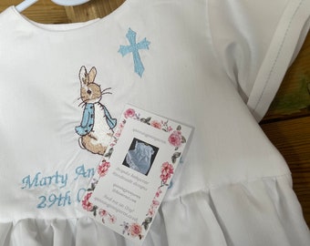 Robe longue de baptême pour bébé avec motif - croix, peter lapin, peluche lapin personnalisé, ange en prière, ailes d'ange