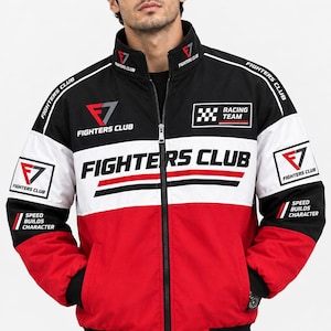 Könnte beinhalten: Eine schwarz-weiß-rote Reißverschlussjacke mit dem Schriftzug "FIGHTERS CLUB" und "RACING TEAM" sowie "SPEED BUILDS CHARACTER" auf den Ärmeln. Das Design enthält mehrere "F7"-Logos und eine Zielflaggen-Grafik auf der Brust.