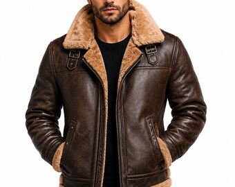 Puede incluir: Una chaqueta de cuero marrón oscuro con forro de piel sintética color canela, cuello ancho con muescas y cierre de cremallera frontal. La chaqueta incluye dos bolsillos laterales con remaches metálicos y correas con hebilla ajustables.