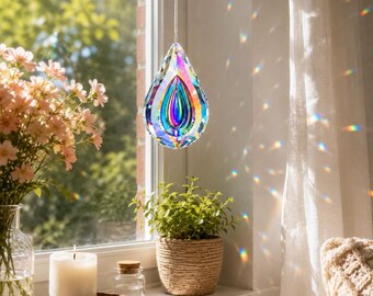 虹色に輝くクリスタルのサンキャッチャー、窓辺の装飾に最適なティアドロップ型のレインボーメーカー