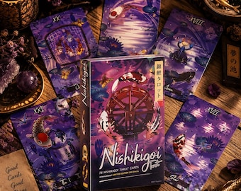 Puede incluir: Una baraja de cartas de tarot Nishikigoi con una caja que muestra una rueda hidráulica y peces koi, rodeada por cinco cartas de tarot individuales en tonos morados que representan peces koi, flores de loto y mariposas.