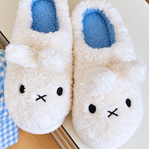 Weiße Plüschhasen-Hausschuhe, flauschige Hausschuhe, gemütliches Geschenk