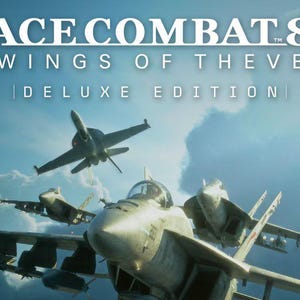 Może przedstawiać: Okładka gry wideo Ace Combat 8: Wings of Theve Deluxe Edition przedstawiająca trzy szare odrzutowce lecące przez błękitne niebo z białymi chmurami. Tytuł jest wyświetlany na biało u góry na tle jasnego nieba.
