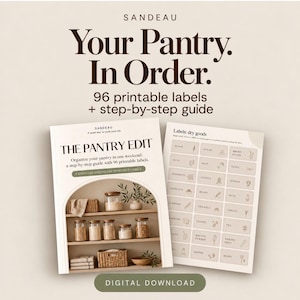 Op de afbeelding: Een digitale downloadset genaamd The Pantry Edit met 96 printbare labels en een stapsgewijze handleiding. De omslag toont een voorraadkast met glazen potten en manden, terwijl de tweede pagina een raster met labels voor droge waren bevat.