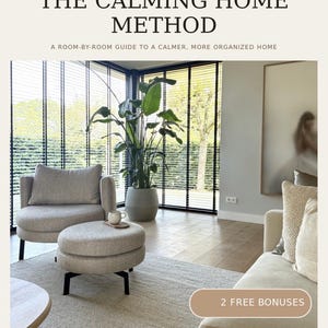 Op de afbeelding: Een digitale gids getiteld SANDEAU THE CALMING HOME METHOD A ROOM-BY-ROOM GUIDE TO A CALMER, MORE ORGANIZED HOME. De afbeelding toont een woonkamer met een lichtgrijze fauteuil, een bijpassende ronde poef, een grote potplant en 2 FREE BONUSES.