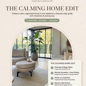 Op de afbeelding: Een digitale gids getiteld THE CALMING HOME EDIT door SANDEAU, met 17 hoofdstukken, 39 pagina's en 2 bonussen. De omslag toont een beige achtergrond met tekst en een boogvormig venster op een woonkamer met een beige poef en plant.