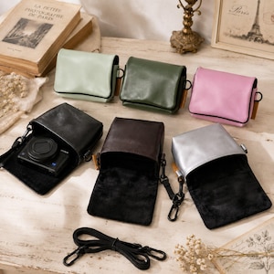 Puede incluir: Una colección de seis fundas rectangulares para cámara en varios colores, incluyendo verde claro, verde oliva, rosa, negro, marrón oscuro y plateado. Cada funda cuenta con un cierre de solapa, forro interior negro y herrajes metálicos.