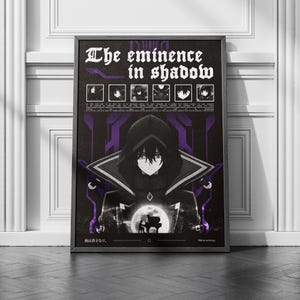 Può includere: Un poster verticale intitolato The Eminence in Shadow che raffigura un personaggio incappucciato in abiti neri. Il design include sei piccoli ritratti, una figura centrale con mantello e la silhouette di una persona che suona il piano davanti alla luna.