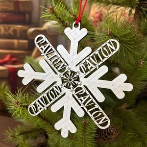 Ornement de flocon de neige en bois personnalisé avec nom personnalisé