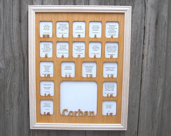 Peut inclure: Un cadre en bois rectangulaire comportant dix-sept petites ouvertures rectangulaires, chacune contenant une citation imprimée et une étiquette en bois numérotée. Une ouverture centrale plus grande affiche le nom Corban en lettres de bois.