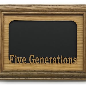 Puede incluir: Un marco de fotos de madera con fondo negro y las palabras "Five Generations" grabadas en la parte inferior. El marco tiene un acabado de madera oscura.