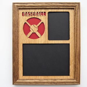 Puede incluir: Un marco de fotos de madera con un diseño de béisbol rojo y negro. El marco tiene dos aberturas para fotos u obras de arte. La abertura superior presenta el diseño de béisbol y la palabra "BASEBALL" encima. La abertura inferior es un espacio en blanco.
