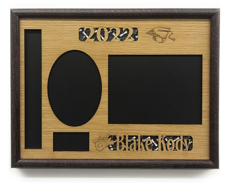 Peut inclure: Cadre de dipl&ocirc;me en bois avec une bordure marron fonc&eacute; et un int&eacute;rieur marron clair. Le cadre comporte des espaces pour une photo, un dipl&ocirc;me et un nom. L'ann&eacute;e "2022" et le nom "Blake Kody" sont d&eacute;coup&eacute;s dans le bois.
