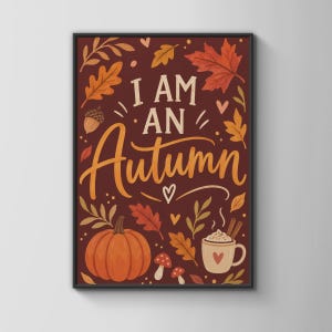 Può includere: Una stampa artistica rettangolare da parete con sfondo bordeaux scuro che presenta il testo I AM AN Autumn in caratteri color crema e arancione. Il design include illustrazioni di foglie d'acero arancioni, una ghianda, una zucca, funghi e una tazza.
