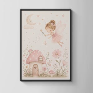 Puede incluir: Una lámina de arte mural enmarcada que muestra a un hada de cabello castaño claro y alas rosas volando sobre una casa en forma de seta. La escena incluye una luna creciente, estrellas y flores en tonos rosa pastel suaves y delicados.