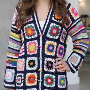 Handgemaakt marineblauw vest in oma-stijl, wol-katoenmix, kleurrijke knoopsluiting.