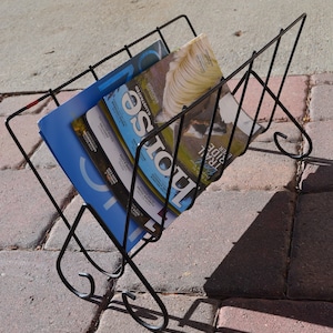 Vintage Black Metal Magazine Rack, Mid-Century Modern Newspaper Rack, Living Room Journal Holder, Retro Paper Holder, Classic Sleek Lines bild 1