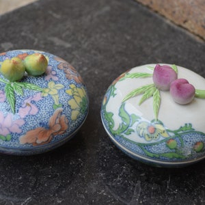 Vintage Pair of Chinese Floral Trinket Boxes: MING Dynasty Lung Ching & CHING Dynasty K&#39;ien Lung Porcelain, Hand Painted Repro by Kuo Yuan