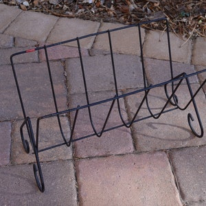 Vintage Black Metal Magazine Rack, Mid-Century Modern Newspaper Rack, Living Room Journal Holder, Retro Paper Holder, Classic Sleek Lines bild 2