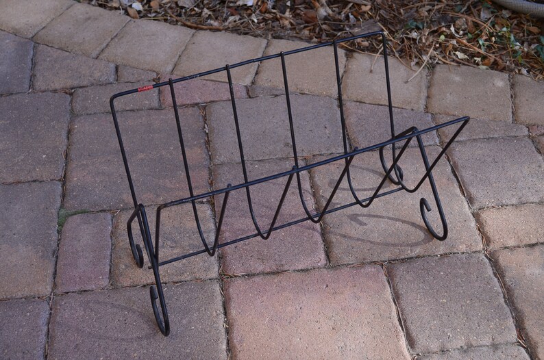 Vintage Black Metal Magazine Rack, Mid-Century Modern Newspaper Rack, Living Room Journal Holder, Retro Paper Holder, Classic Sleek Lines bild 2