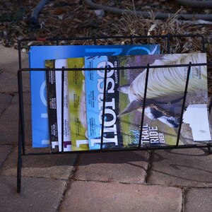 Vintage Black Metal Magazine Rack, Mid-Century Modern Newspaper Rack, Living Room Journal Holder, Retro Paper Holder, Classic Sleek Lines bild 4