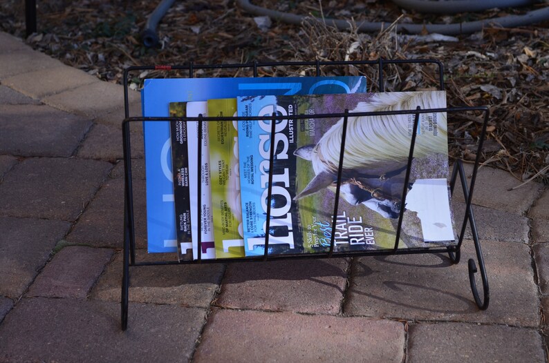 Vintage Black Metal Magazine Rack, Mid-Century Modern Newspaper Rack, Living Room Journal Holder, Retro Paper Holder, Classic Sleek Lines bild 4