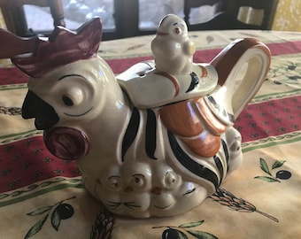 Vintage Hen & Chicks Teekanne, ähnlich der antiken englischen Meissen Teekanne, hergestellt in Japan, niedlicher Baby-Küken Griff, 10 Küken, Schnabel der Henne als Auslauf