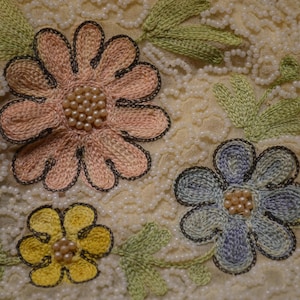 Monedero de cuentas florales bordado antiguo, hecho a mano en Bélgica, micro vidrio cuentas bordados azul, rosa, y flores amarillas, delicado, elegante