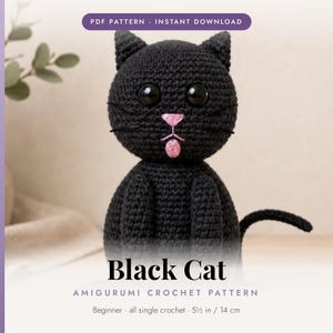 Puede incluir: Un gato amigurumi de ganchillo negro con grandes ojos negros, una nariz bordada en rosa y una pequeña lengua rosa. El texto dice: PDF PATTERN INSTANT DOWNLOAD, Black Cat AMIGURUMI CROCHET PATTERN, Beginner all single crochet 5 1/2 in / 14 cm.