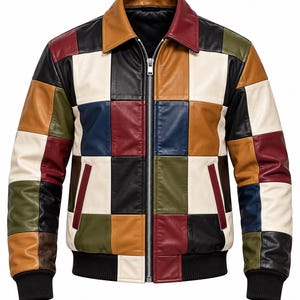 Puede incluir: Una chaqueta tipo bomber de cuero con un diseño de parches multicolor en tonos negro, blanco, bronceado, verde oliva, azul marino y burdeos. La prenda incluye una cremallera metálica plateada, un cuello clásico y puños acanalados negros.