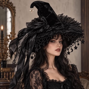 Peut inclure: Un chapeau de sorcière en velours noir doté d'un large bord avec une garniture en tissu froncé, un grand nœud en satin et des breloques en forme d'étoiles et de croissants de lune. Le chapeau est orné de dentelle noire et d'une étoile dorée.