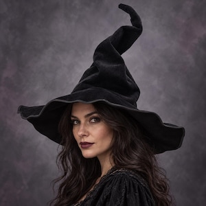 Peut inclure: Un chapeau noir haut et pointu doté d'un large bord ondulé. Le chapeau présente une texture en tissu sombre avec une pointe courbée et affaissée qui penche sur le côté, créant une silhouette conique classique avec un bord bien défini.