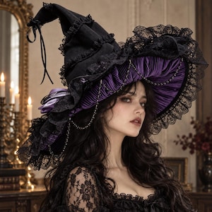 Pode incluir: Um chapéu pontiagudo preto com uma aba larga que apresenta tecido plissado roxo na parte inferior, adornado com acabamento em renda preta, um laço de fita preta e delicadas correntes de contas pretas drapeadas na frente da aba.
