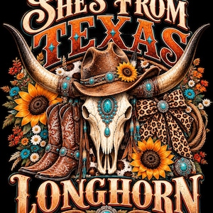 Könnte beinhalten: Ein Grafikdesign mit einem Longhorn-Schädel, der einen braunen Cowboyhut trägt, flankiert von zwei braunen Cowboystiefeln und Sonnenblumen. Der Text lautet "SHE'S FROM TEXAS" und "LONGHORN". Das Design enthält türkisfarbene Akzente, eine Schleife mit Leopardenmuster und ein Seil.