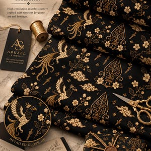 Peut inclure: Tissu noir avec un motif dor&eacute; repr&eacute;sentant des ph&eacute;nix, des fleurs et des structures stylis&eacute;es. Le textile est accompagn&eacute; d'une &eacute;tiquette noire marqu&eacute;e ARKAEL STUDIO, d'une bobine de fil dor&eacute; et de ciseaux dor&eacute;s. Le texte inclut JAVA 002.