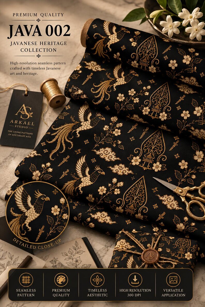 Peut inclure: Tissu noir avec un motif dor&eacute; repr&eacute;sentant des ph&eacute;nix, des fleurs et des structures stylis&eacute;es. Le textile est accompagn&eacute; d'une &eacute;tiquette noire marqu&eacute;e ARKAEL STUDIO, d'une bobine de fil dor&eacute; et de ciseaux dor&eacute;s. Le texte inclut JAVA 002.