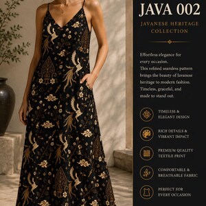 Peut inclure: Une robe longue noire orn&eacute;e d'un motif dor&eacute; repr&eacute;sentant des oiseaux et des motifs traditionnels, avec de fines bretelles, un d&eacute;collet&eacute; en V et des poches lat&eacute;rales. Le texte sur le c&ocirc;t&eacute; indique JAVA 002 JAVANESE HERITAGE COLLECTION et divers points.
