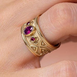 Anillo bizantino de rubí y oro de 14 quilates, anillo etrusco de banda ancha, anillo medieval con piedras preciosas, joyería de oro granulado, alianza de boda bizantina, anillo de rubí