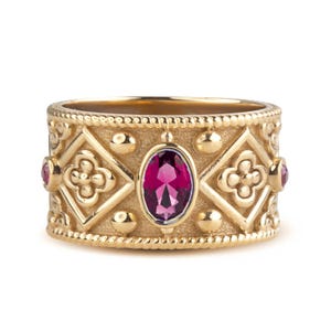 Anillo etrusco de rubí en oro de 14 quilates, banda ancha bizantina, anillo medieval con piedras preciosas, anillo italiano antiguo, rubí con bisel ovalado, joyería con motivo de trébol de cuatro hojas