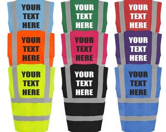 Pode incluir: Uma coleção de nove coletes de segurança de alta visibilidade em várias cores, incluindo azul claro, verde, vermelho, laranja, rosa, roxo, amarelo, preto e azul. Cada colete apresenta duas faixas refletoras prateadas verticais e horizontais e o texto YOUR TEXT HERE.