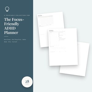 Könnte beinhalten: Ein druckbarer 28-seitiger Planer mit dem Titel The Focus-Friendly ADHD Planner, der eine dunkelblaue Seitenleiste mit weißem Text und helle Seiten mit täglichen Planungsvorlagen, Gewohnheits-Trackern sowie Abschnitten für Notizen und Medikamente zeigt.