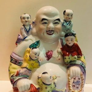 Grote vintage Chinese gelukkige Boeddha en vijf kinderen standbeeld geluk oosterse keramische standbeeld roos famille polychrome lachende boeddha budai