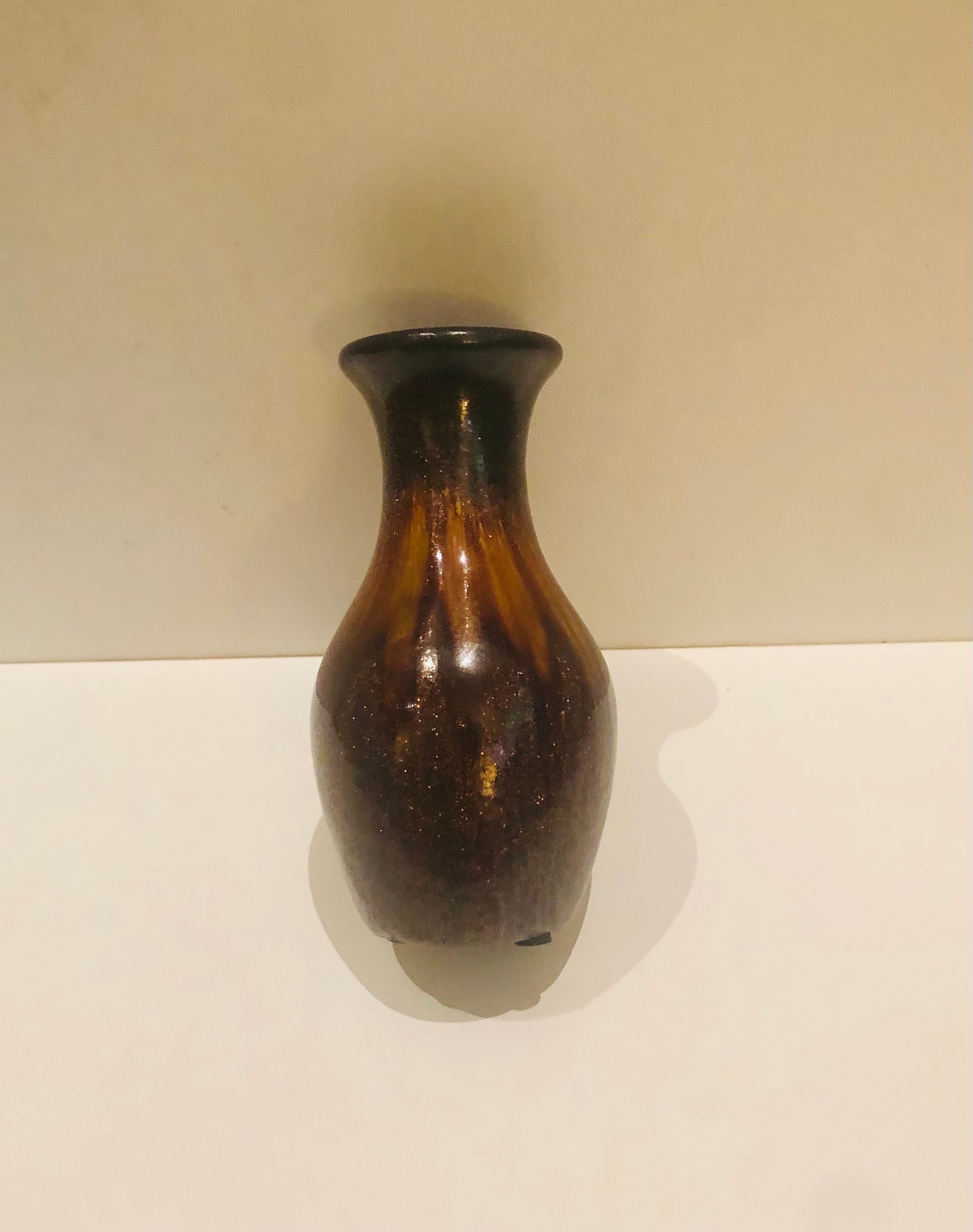 珍しい釉薬を施した小さな陶器のつぼ型花瓶、ミニチュアのフェイク