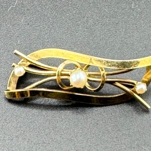 Elegant Vintage Winard Mid Century GF Cultured Pearl Brooch Curvy 1/20th 12K Gold Filled Unisex Lapel Pin Barpin Classic Lustrous Pearls