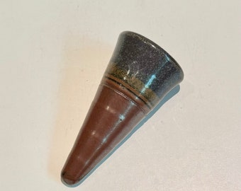 Vintage Keramik Wand Tasche Wandvase Art Deco Revival Konische Vase Wanddekor Erdton Steinzeug Wandleuchte signiert Studio Art Pottery