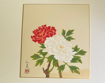 Può includere: Un dipinto di due peonie, una bianca e una rossa, con foglie verdi e una firma nell'angolo in basso a sinistra.