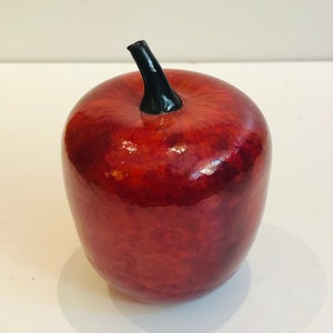 Art vintage fait main en verre pomme sculpture artiste signé des années 1990, délicieux fruit soufflé à la main rouge tacheté sculpture presse-papier tel quel