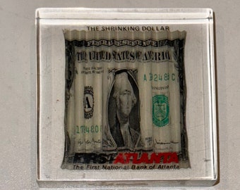 Anni '80 IL DOLLARO CHE SI RESTRINGE First Atlanta National Bank of Atlanta Pubblicità Cubo in lucite di alta qualità Banconota da un dollaro del 1977 racchiusa in resina